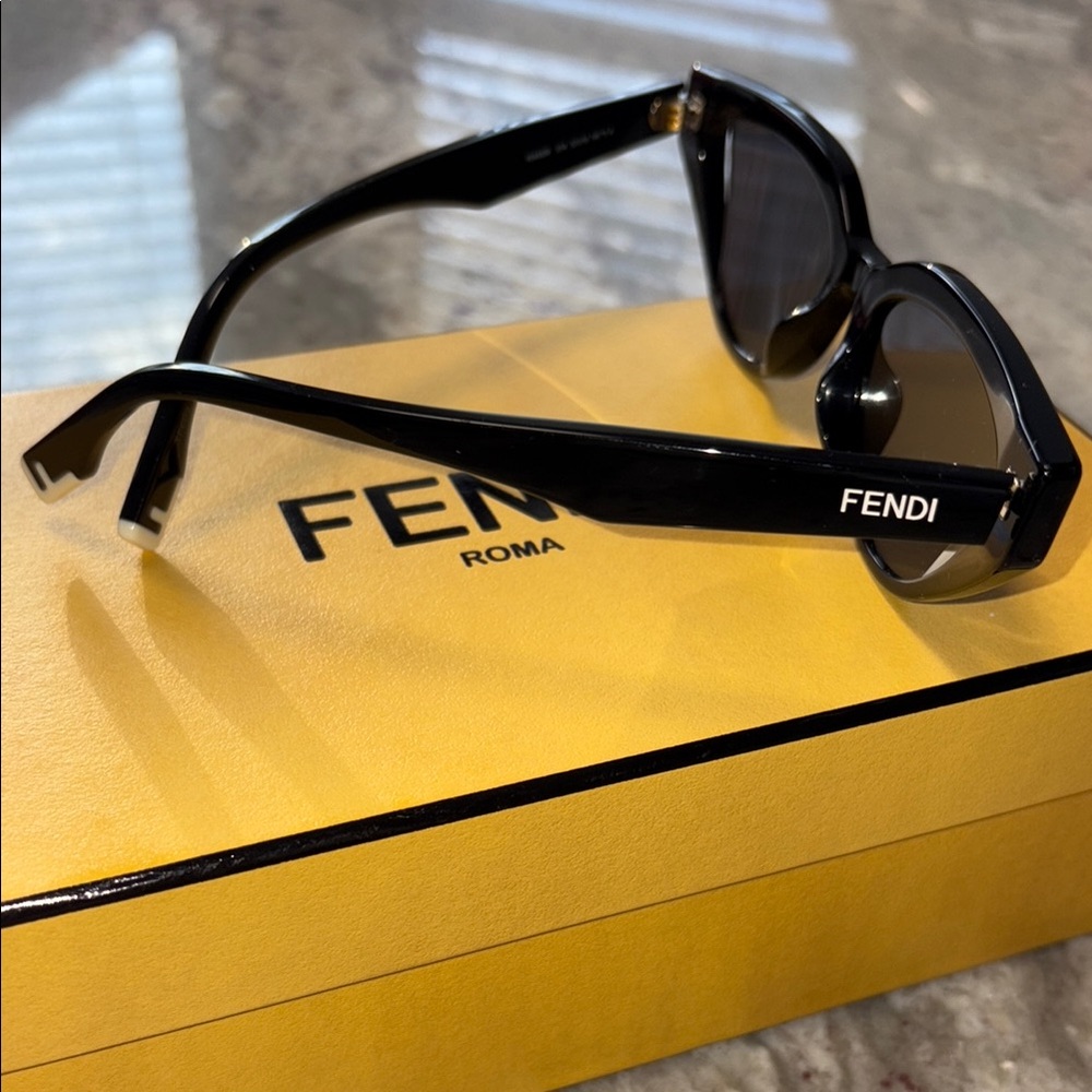 Fendi Way
Fashion Show sunglasses - Picture 4 of 7